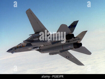 Un aria-aria sinistra vista dal basso di un F-14A Tomcat aeromobile prima di lanciare un avanzato a medio raggio air-air missile (AMRAAM) sopra il Pacifico test missilistici della gamma centrale. Foto Stock