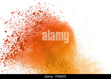 Abstract di polvere colorata esplosione su sfondo bianco. Polvere arancio sbattuto isolare. Cloud colorati. La polvere colorata e Foto Stock