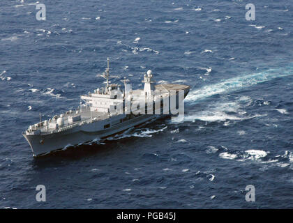 Porta antenna bow vista del Navy US (USN) Comando anfibio nave USS Blue Ridge (LCC 19), in corso nel Mare della Cina del Sud durante due mesi di pianificate regolarmente la distribuzione. Foto Stock