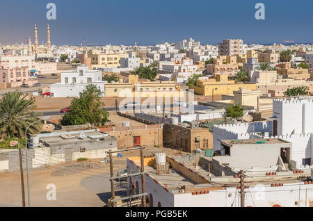 Vista tipica degli edifici residenziali in Sur Oman Foto Stock