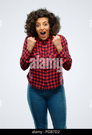 Bella donna araba felice ed entusiasta che esprimono gesto vincente. Successo e celebrando la vittoria, trionfale Foto Stock