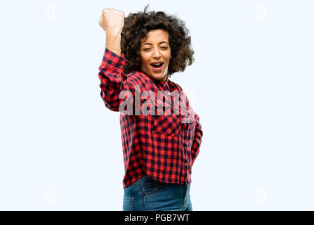 Bella donna araba felice ed entusiasta che esprimono gesto vincente. Successo e celebrando la vittoria, trionfale Foto Stock