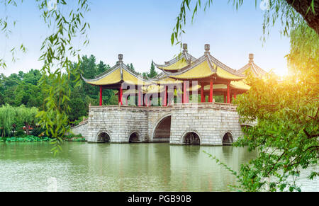 Ponte Wuting, noto anche come il Lotus Bridge, è un famoso e antico edificio in esili West Lake in Yangzhou, Cina. Foto Stock