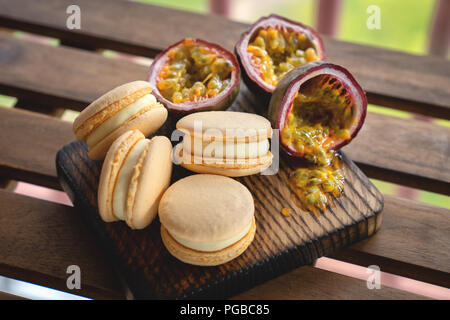 Macaron francese e pistacchio su sfondo bianco Foto Stock