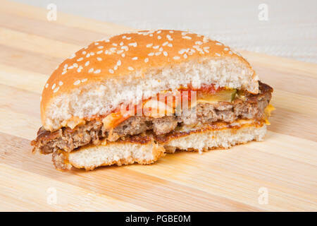 Deliziosi hamburger con un sacco di cheddar Foto Stock