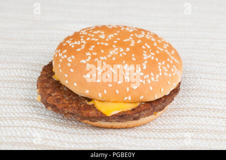 Deliziosi hamburger con un sacco di cheddar Foto Stock