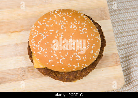 Deliziosi hamburger con un sacco di cheddar Foto Stock