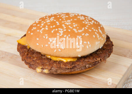 Deliziosi hamburger con un sacco di cheddar Foto Stock