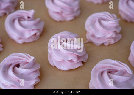 Rendendo la meringa francese cookies marshmallows su carta pergamena Foto Stock