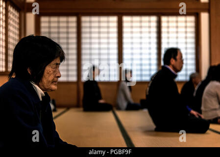 Okayama, Giappone: La gente prega al Santuario Shinto di Okayama, Giappone Foto Stock