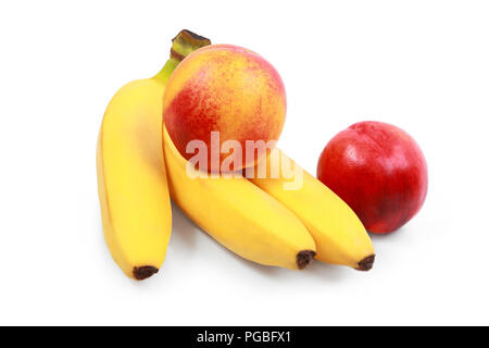 Le banane fresche e pesche su sfondo bianco le pesche e le banane isolato su bianco - vegetariano cibo sano Foto Stock