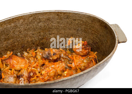 Pentola di stufato di carne con verdure isolati su sfondo bianco Foto Stock