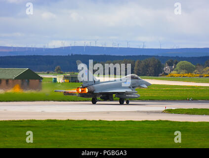 Un RAF Lossiemouth Eurofighter FRG4 su una QRA decollare con incandescente afterburner tubi di coda. Foto Stock