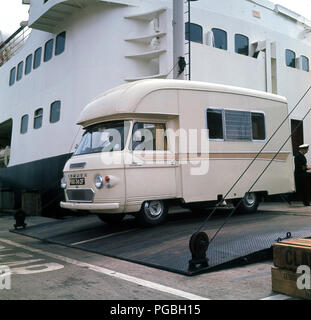 1970, immagine mostra un Commer camper, un "Jennings' 2500 Roadranger, lasciando un traghetto a Tarbert, Harris, Western Isles, Highlands scozzesi, Scotland, Regno Unito. Foto Stock