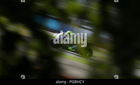 Movistar Yamaha Valentino Rossi durante la pratica in anticipo della GoPro British Grand Prix MotoGP a Silverstone, Towcester. Foto Stock