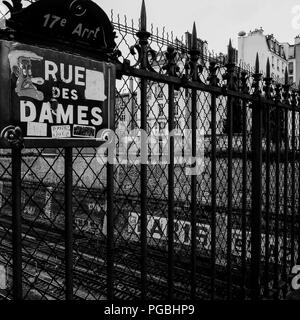 B&W vista sulla piazza di Parigi strade in inverno, Parigi, Ile-de-France, Francia Foto Stock