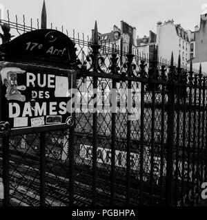 B&W vista sulla piazza di Parigi strade in inverno, Parigi, Ile-de-France, Francia Foto Stock