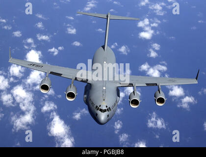 Una C-17 Globemaster III aeromobile da 7 ascensore aria Sqadron, sessantaduesima aria parafango sollevamento, McChord Air Force Base di Washington, separa da un KC-135R (non mostrato) dal 909th Air Refuelling Squadron, xviii ala, Kadena Air Base, Giappone, durante una missione di rifornimento sul Mare della Cina del Sud a sostegno di una India terremoto missione di sostegno, il velivolo Globemaster portava 13,000lbs di tende e coperte. Foto Stock