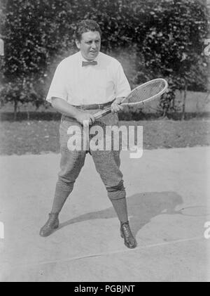 Fotografia mostra Irish American tenor cantante John McCormack (1884-1945) giocando a tennis Foto Stock