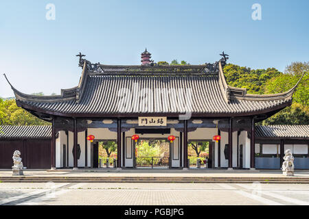 L'ingresso principale del Parco Xihui con la Pagoda Longguang a Wuxi, Cina. (La traduzione del testo sul gate significa "montagna di stagno porta.') Foto Stock