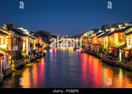 Vista notturna del ponte Qingming a Wuxi, Cina. Foto Stock