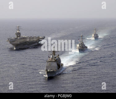 La US Navy (USN) Ticonderoga classe missile guidato Crusier USS MOBILE BAY (CG 53) (anteriore), Arleigh Burke Class Missile cacciatorpediniere USS RUSSELL (DDG 59) e USS SHOUP (DDG 86) (destro) eseguire un pass e la revisione con l'USN classe Nimitz portaerei USS ABRAHAM LINCOLN (CVN 72) nel Mare della Cina del Sud. Foto Stock