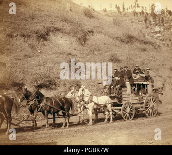 Vista laterale di a cavallo il stagecoach caricato con i passeggeri. Foto Stock