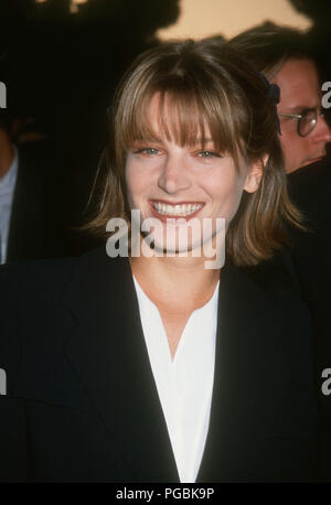 WESTWOOD, CA - 6 agosto: attrice Bridget Fonda assiste la Columbia Pictures' 'Single femmina bianca' Westwood Premiere il 6 agosto 1992 a Mann National Theatre di Westwood, California. Foto di Barry re/Alamy Stock Photo Foto Stock