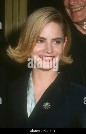 WESTWOOD, CA - 6 agosto: attrice Jennifer Jason Leigh assiste la Columbia Pictures' 'Single femmina bianca' Westwood Premiere il 6 agosto 1992 a Mann National Theatre di Westwood, California. Foto di Barry re/Alamy Stock Photo Foto Stock