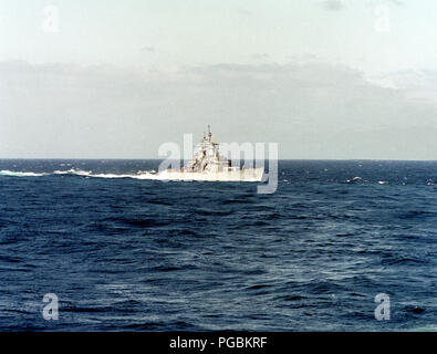 Una prua dritta vista dell'energia nucleare missile cruiser USS CALIFORNIA (CGN-36) Foto Stock