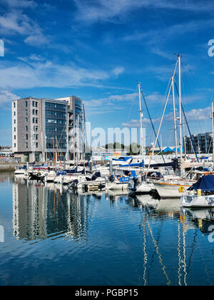 9 Giugno 2018: Plymouth, Devon, Regno Unito - Sutton Pool o Sutton Harbour, e appartamenti a Barbican area della città. Foto Stock