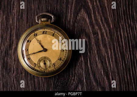 Antico orologio da tasca su sfondo marrone Foto Stock