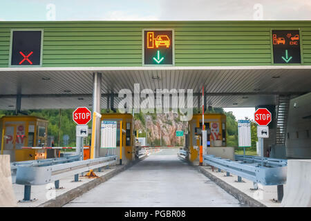 Ostrovica, Croazia - August 1th, 2018 : Automobili guida su autostrada casello Ostrovica al tramonto in Ostrovica, Croazia. Foto Stock