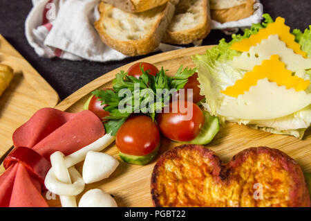 Close up di un tradizionale bagno turco Colazione La colazione è servita con formaggio, salame, pomodoro, cetriolo e pane tostato Foto Stock