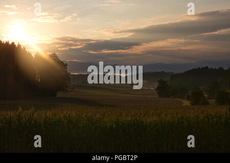 I campi, polvere e montagne Foto Stock