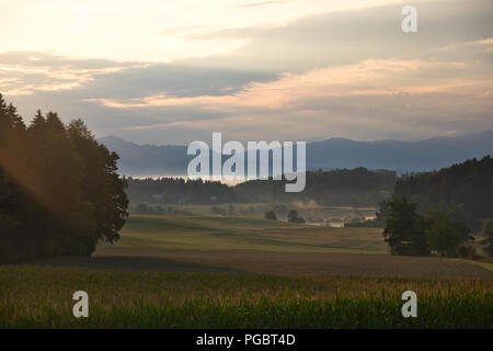 I campi, polvere e montagne Foto Stock