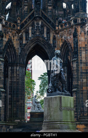 Edinburgh, Regno Unito - 27 Luglio 2018: Explorer David Livingstone statua e Scott monumento dedicato all autore di Sir Walter Scott in background Foto Stock
