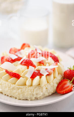 Delicato Strawberry Cheesecake con noce di cocco. Deliziosi dolci fatti in casa con frutti di bosco freschi sul tavolo luminoso. Foto Stock