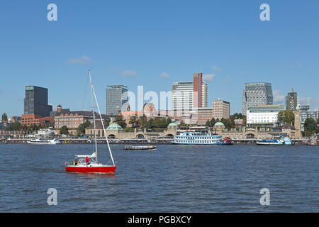 St Pauli Landungsbruecken (moli), Amburgo, Germania Foto Stock