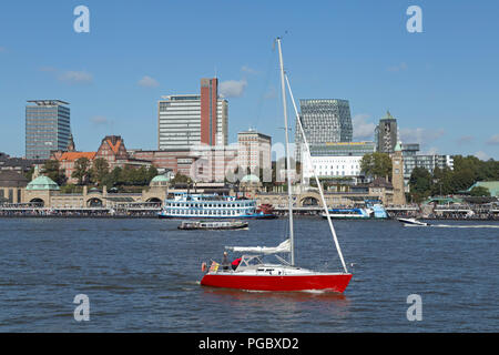 St Pauli Landungsbruecken (moli), Amburgo, Germania Foto Stock