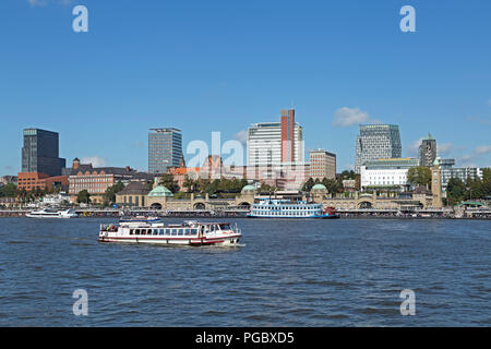 St Pauli Landungsbruecken (moli), Amburgo, Germania Foto Stock