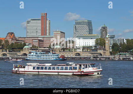 St Pauli Landungsbruecken (moli), Amburgo, Germania Foto Stock