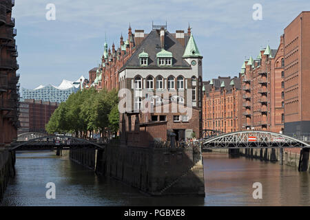 Speicherstadt (magazzino distretto) con Elbe Philharmonic Hall, Amburgo, Germania Foto Stock