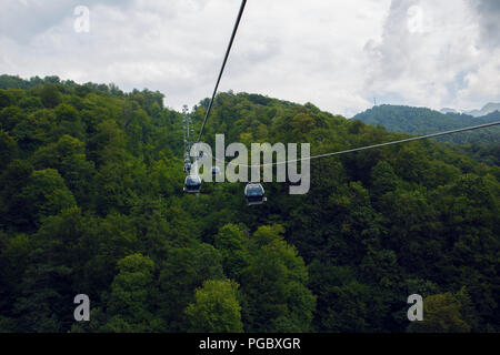 SOCHI, RUSSIA, Agosto 08, 2017: vista sulla Rosa Khutor drammatico sky. Sochi Roza Khutor vacanze vacanza bike tour di sci Foto Stock