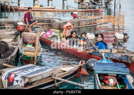 INDONESIA, ISOLE TOGEAN -MALENGE - Luglio 11, 2018: una famiglia sulla barca di legno tradizionale da bajo villaggio nel Sulawesi centrale Foto Stock