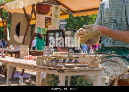 A Cluj Napoca, Romania - 29 luglio 2018: closeup di artigiano rendendo pottey di argilla Foto Stock