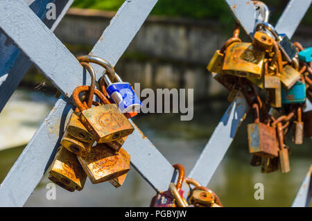A Cluj Napoca, Romania - 29 luglio 2018: amore i lucchetti sul ponte di Elizabeta ringhiera sul fiume Somes in Cluj, Transilvania Foto Stock