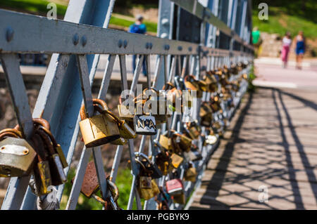 A Cluj Napoca, Romania - 29 luglio 2018: vecchio amore i lucchetti sul ponte di Elizabeta ringhiera sul fiume Somes in Cluj, Transilvania Foto Stock