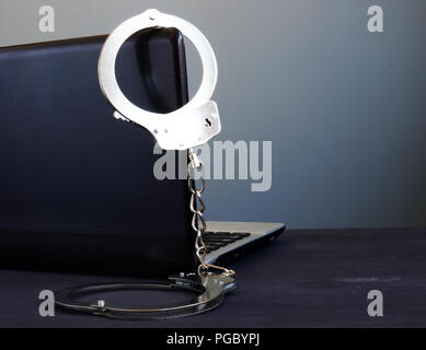 In manette su un laptop. Cyber criminalità o di hacking. Foto Stock