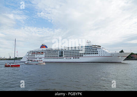 La nave di crociera Europa 2 passando Landungsbruecken (moli), Amburgo, Germania Foto Stock